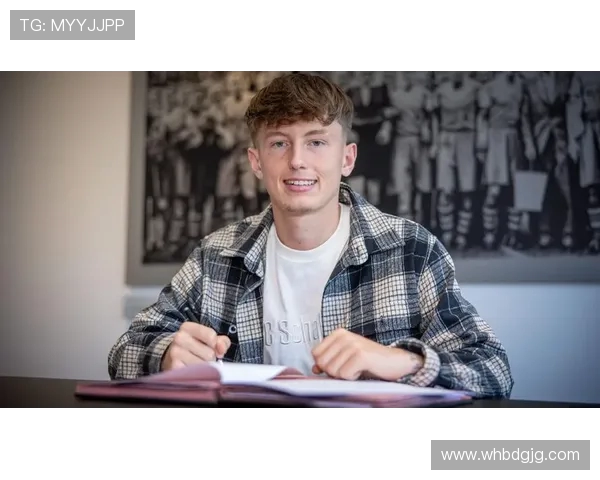 沙尔克官宣签下 22 岁德国中场法齐，合同至 2029 年